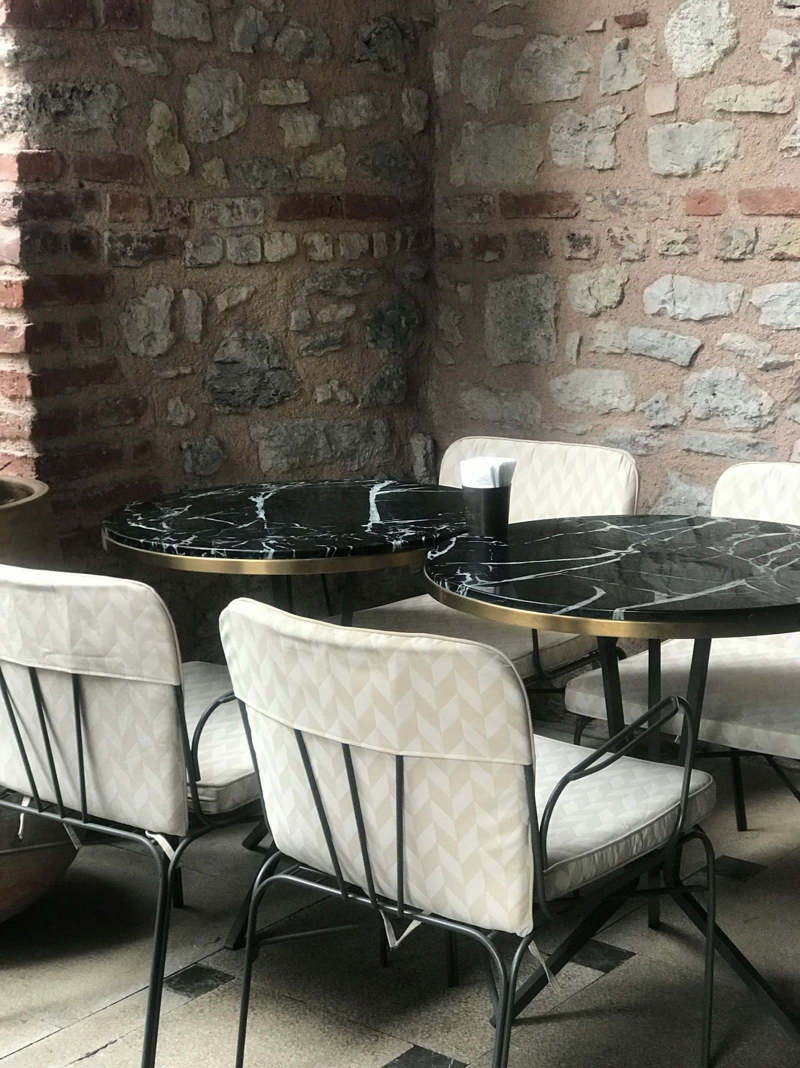 Round stone tabletops